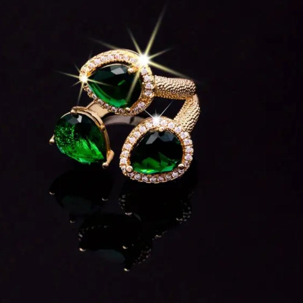 Beautiful! Faux Emerald & CZ Gold Plated Fashion Luxury Ring💚✨🤍✨💚✨🤍